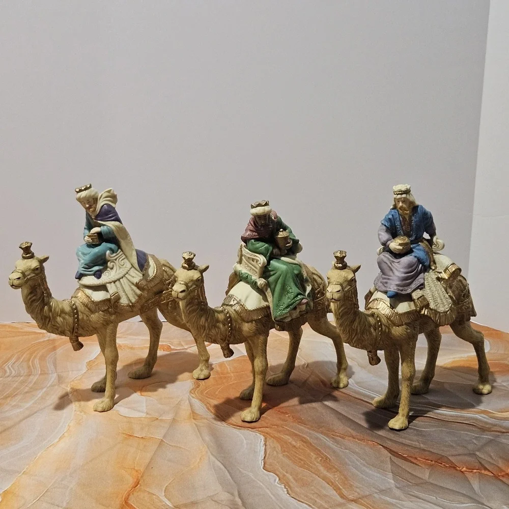 Caffco International 8 Piece Hand Painted Porcelain Nativity Set Christmas W Box